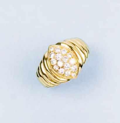 null Bague en or jaune godronné ornée d'un pavage de diamants. P. 7,4g.