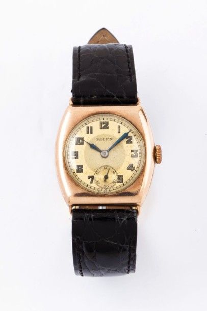 ROLEX N° 42429 vers 1930 Montre bracelet en or rose 9k (375). Boîtier tonneau. Cadran...