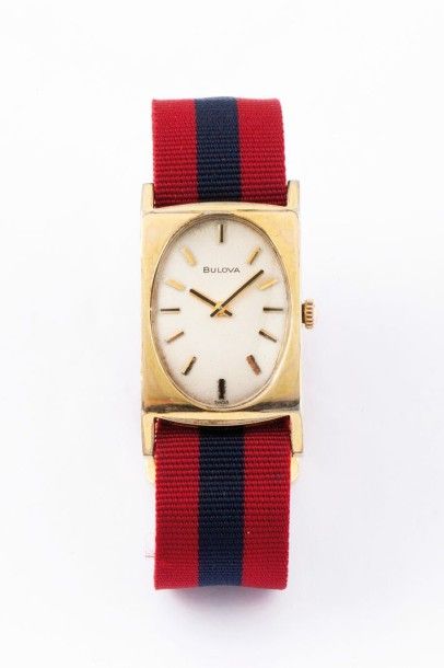 BULOVA Vers 1940 Montre bracelet rectangulaire en métal plaqué or 10k. Cadran crème....