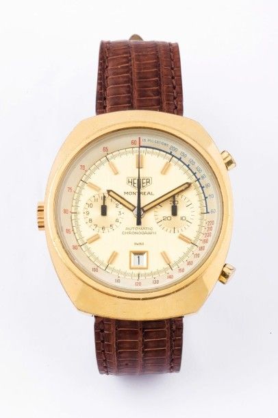 HEUER MONTREAL vers 1970 Grand chronographe bracelet en métal plaqué or. Boîtier...
