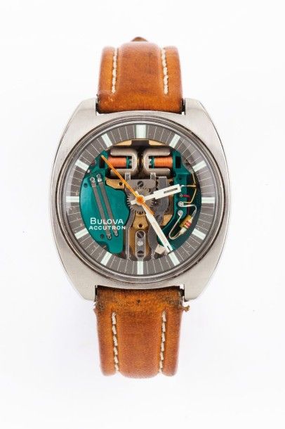 BULOVA "Accutron" vers 1970 Montre bracelet en acier. Boîtier tonneau. Cadran squelette,...