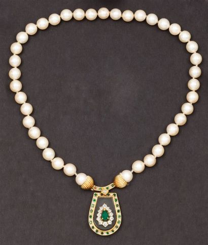 null Collier de perles de culture Japonaises Akoïa orné d’un motif central faisant...