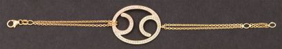 null Bracelet en or jaune composé de deux chaînes orné d’un motif central serti de...