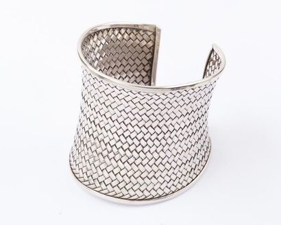 null Bracelet manchette en argent tressé. P. 70,4g.