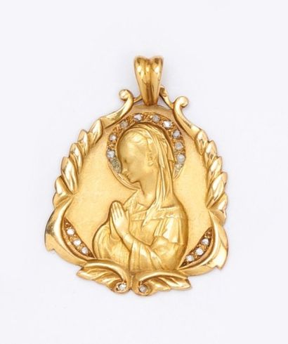 Médaille en or jaune ciselé figurant la Sainte...