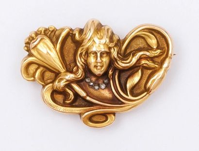 null Broche en or jaune à décor d’une tête de jeune femme ornée d’un collier serti...