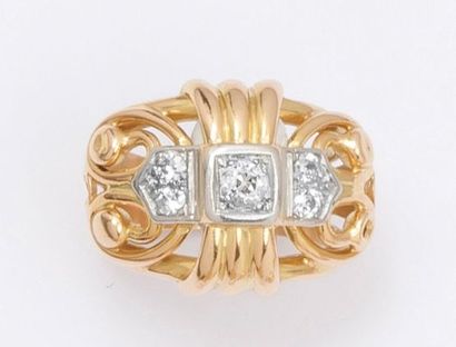 null Bague à pont en or jaune et or gris ornée de diamants taillés en brillant. Vers...