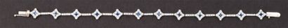 null Bracelet articulé en or gris orné de motifs quadrilobés sertis de diamants taillés...