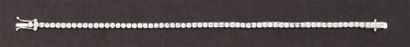 null Bracelet ligne en or gris entièrement serti de diamants taillés en brillant....