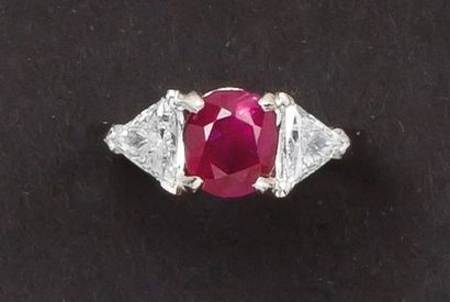 null Bague en or gris ornée d’un rubis ovale épaulé de deux diamants troïdia. Poids...