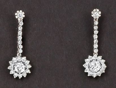 null Paire de pendants d’oreilles en or gris 14K ornés chacun d’une ligne de diamants...