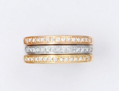 null Bague trois anneaux en or de trois couleurs, ornée de lignes de diamants taillés...