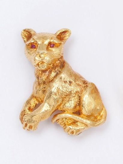 null Broche «Lionceau» en or jaune ciselé, les yeux sertis de rubis. P. 15,2 g.
