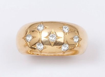 CHAUMET «Anneau» - Bague jonc en or jaune ornée de diamants taillés en brillant en...