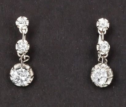 null Paire de pendants d’oreilles en platine ornés chacun de trois diamants taillés...