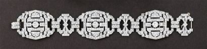 null Bracelet en platine et or gris à décor géométrique ajouré entièrement serti...