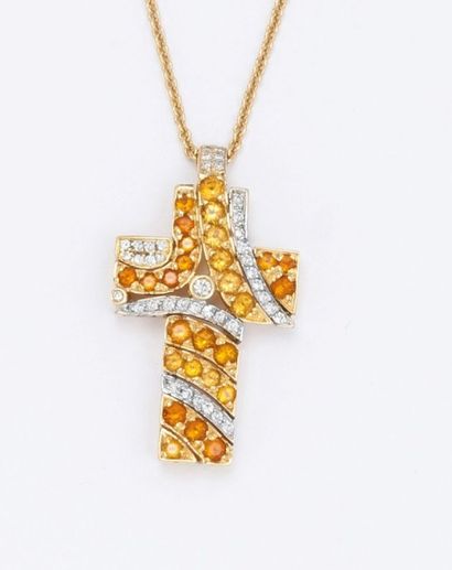 null Chaîne et pendentif «Croix» en or jaune orné de diamants taillés en brillant...