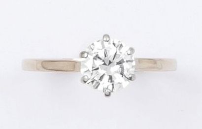 null Bague solitaire en or gris ornée d’un diamant taillé en brillant. Poids du diamant:...