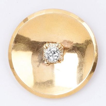 null Broche «disque» en or jaune orné en son centre d’un diamant taillé en brillant....