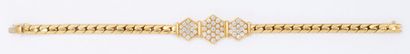 O.J. PERRIN Bracelet en or jaune orné de trois motifs hexagonaux pavés de diamants...