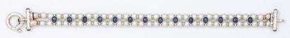 null Bracelet en or gris orné de deux rangs de perles de culture alternées de saphirs...