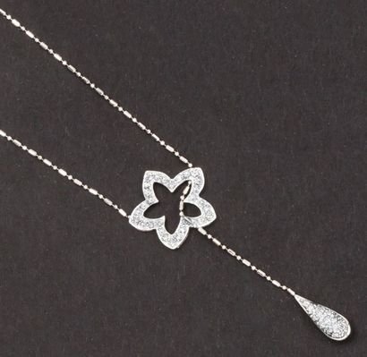null Collier en or gris orné en son centre d’un motif floral serti de diamants taillés...