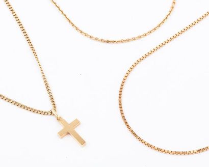null Trois chaînes en or jaune et un pendentif «croix» en or jaune. P. Total: 23,1...