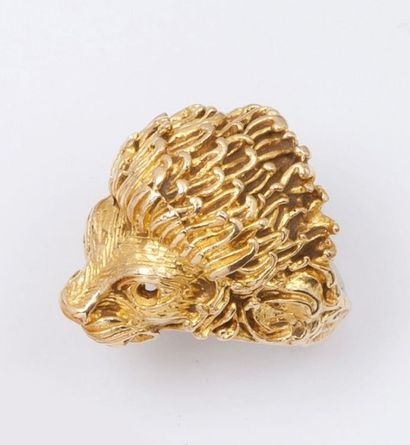 null Bague «Tête de Lion» en or jaune ciselé. Tour de doigt: 60. P. 33,4g.