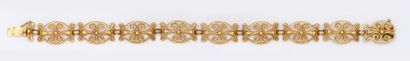 null Bracelet en or jaune ajouré à décor de volutes. Époque Napoléon III. P. 19,1...