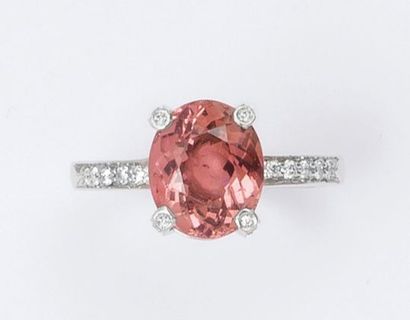 null Bague en or gris ornée d’une tourmaline rose taillée à facettes épaulée de deux...