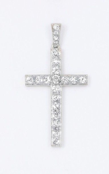 null Pendentif «Croix» en or gris entièrement serti de diamants taillés en brillant....