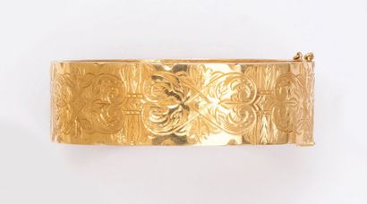 null Bracelet jonc ouvrant en or jaune ciselé à décor floral. P. 34,3g.