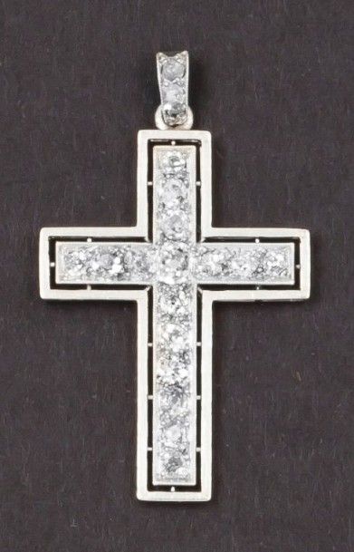 null Pendentif «Croix» en platine ajouré, orné de diamants taille ancienne. P. 4,5...