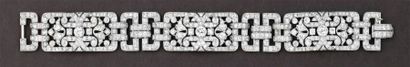null Bracelet articulé à décor géométrique en platine entièrement serti de diamants...