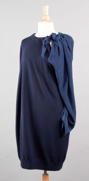 VIONNET Paris 
Robe droite en jersey de laine marine à une manche, la seconde en...