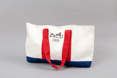 HERMES Paris 
Sac 51cm en toile bleu, blanc, rouge, double anse sangle, sac réalisé...