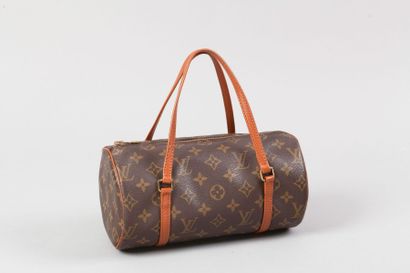 LOUIS VUITTON 
Sac "Papillon" 26 cm en toile monogram et cuir chocolat, fermeture...