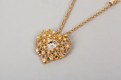 Yves Saint LAURENT 
Pendentif coeur en métal doré repercé formant un grillage orné...