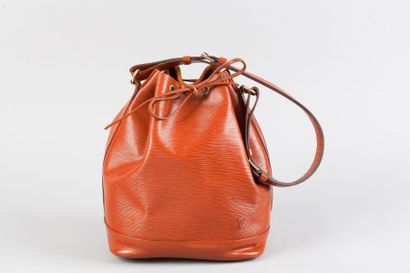 LOUIS VUITTON 
Sac "Noé GM" 27cm en cuir épi cognac, fermeture par un lien coulissant,...