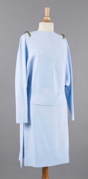 GIVENCHY 
Robe en crêpe bleu ciel, encolure bateau, épaules retenues par une armature...