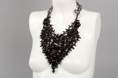 PRADA 
Collier Berthe figurant un coeur composé de perles fantaisies et strass noirs...