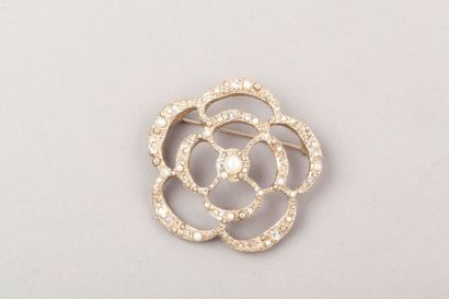 CHANEL circa 2014 
Broche "Camélia", en métal doré ciselé sertie de perles blanches...