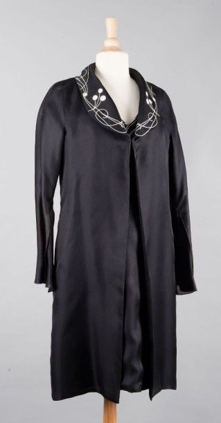 Jeanne LANVIN circa 2001 
Ensemble composé d'un manteau en gazar noir sur double...