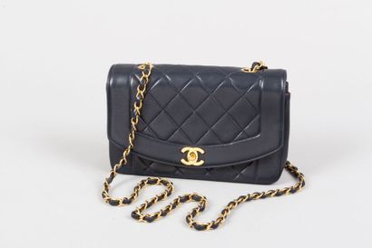 CHANEL 
Sac 22 cm en cuir agneau matelassée marine, fermoir siglée en métal doré...