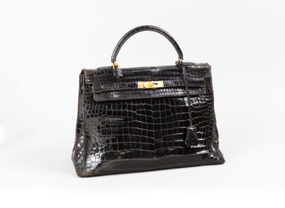 HERMES Paris 
Sac "Kelly" 32cm en crocodile d'estuaire (crocodylus porosus) noir,...