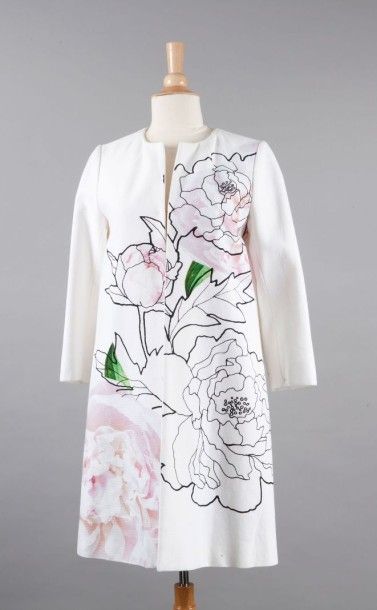 PAULE KA 
Manteau en piqué de coton blanc, imprimé de motifs floreaux sur le devant,...
