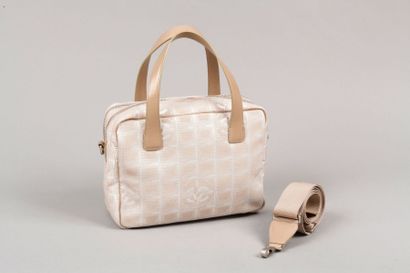 CHANEL 
Sac 25cm en toile beige à carreaux agrémentés du sigle de la Maison, double...