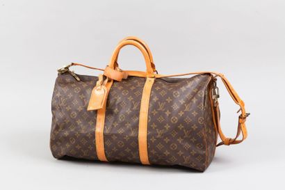 LOUIS VUITTON 
Sac " Keepall Bandoulière " 50cm en toile monogram et cuir naturel,...