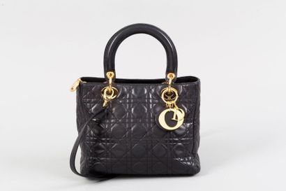 CHRISTIAN DIOR 
Sac "Lady Dior" PM 24 cm en cuir agneau cannage noir, fermeture éclair,...