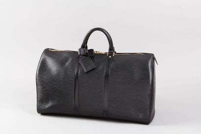 LOUIS VUITTON 
Sac "Keepall" 50 cm en cuir épi noir, fermeture éclair à double curseur,...